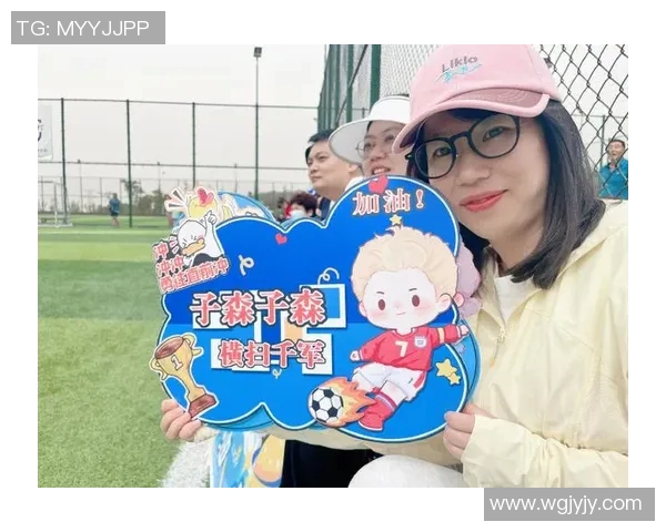 为足球比赛助威加油牌设计创意与实用性结合的完美方案